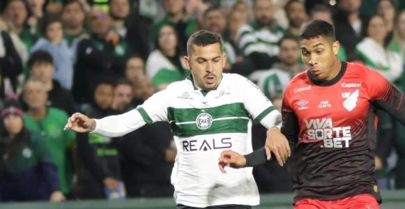 Bruno Melo, do Coritiba, foi expulso aos 26 minutos do primeiro tempo