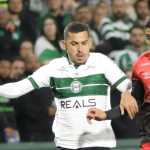 Lateral do Coritiba é expulso de forma inusitada no 1º tempo contra Athletico-PR