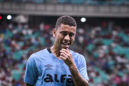 Marcos Rocha saiu machucado do gramado da Arena Fonte Nova, em Salvador, durante a derrota do Grêmio para o Bahia