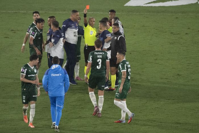 Momento em que Wilton Pereira Sampaio expulsa Piquerez