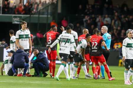 Coritiba 0 x 0 Athletico ficou marcado por muitas interrupções da bola rolando
