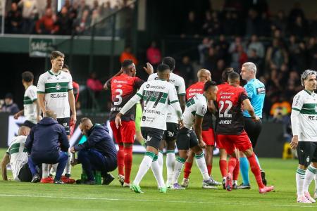 Coritiba 0 x 0 Athletico ficou marcado por muitas interrupções da bola rolando