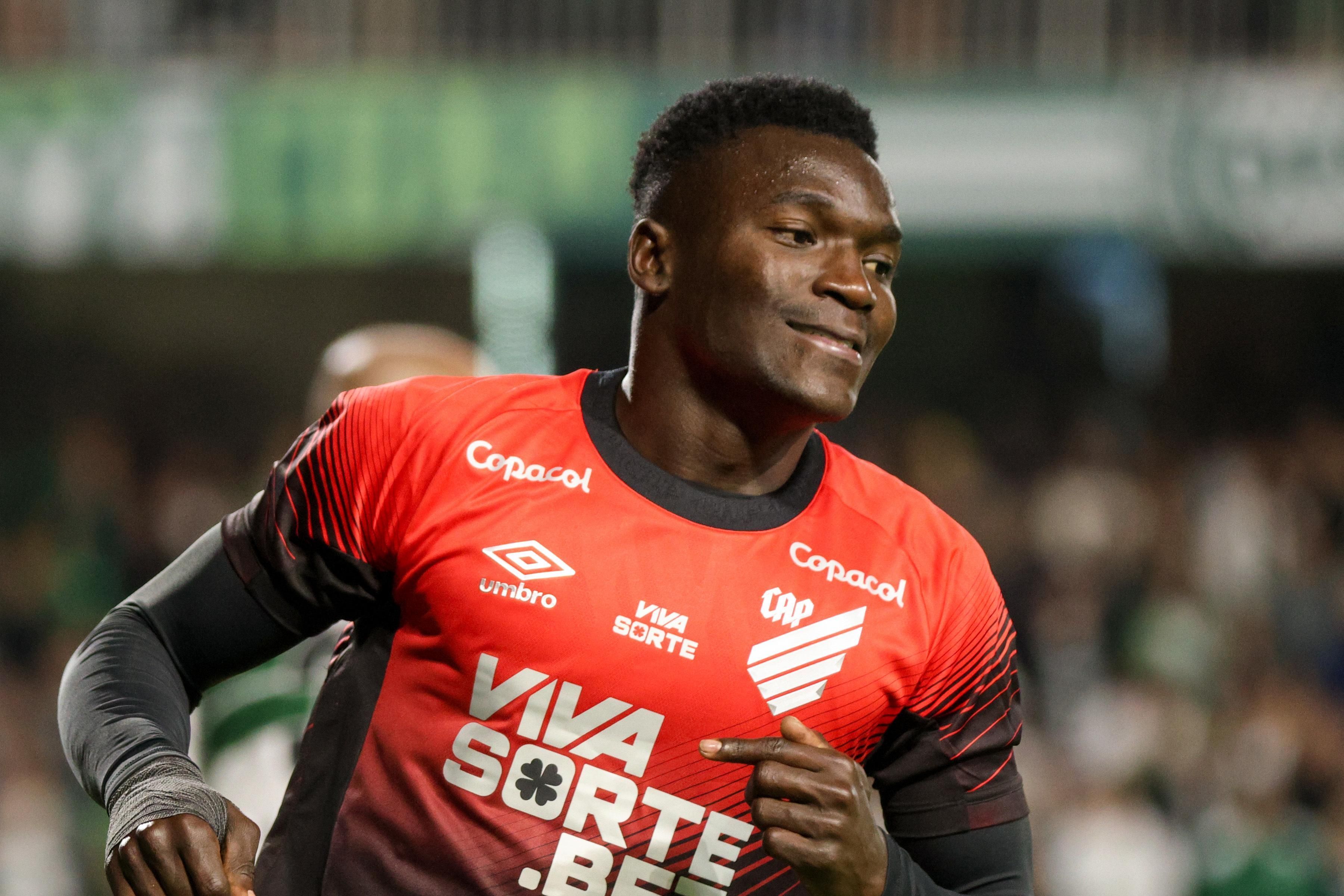 Atacante do Athletico-PR aponta 'roubo' a favor do Coritiba, mas apaga publicação