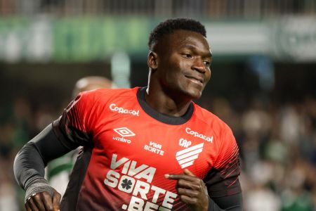 Kevin Viveros, do Athletico-PR, em ação contra o Coritiba