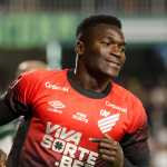 Atacante do Athletico-PR aponta 'roubo' a favor do Coritiba, mas apaga publicação
