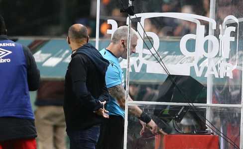 Anderson Daronco na cabine do VAR para analisar possível pênalti no Atletiba