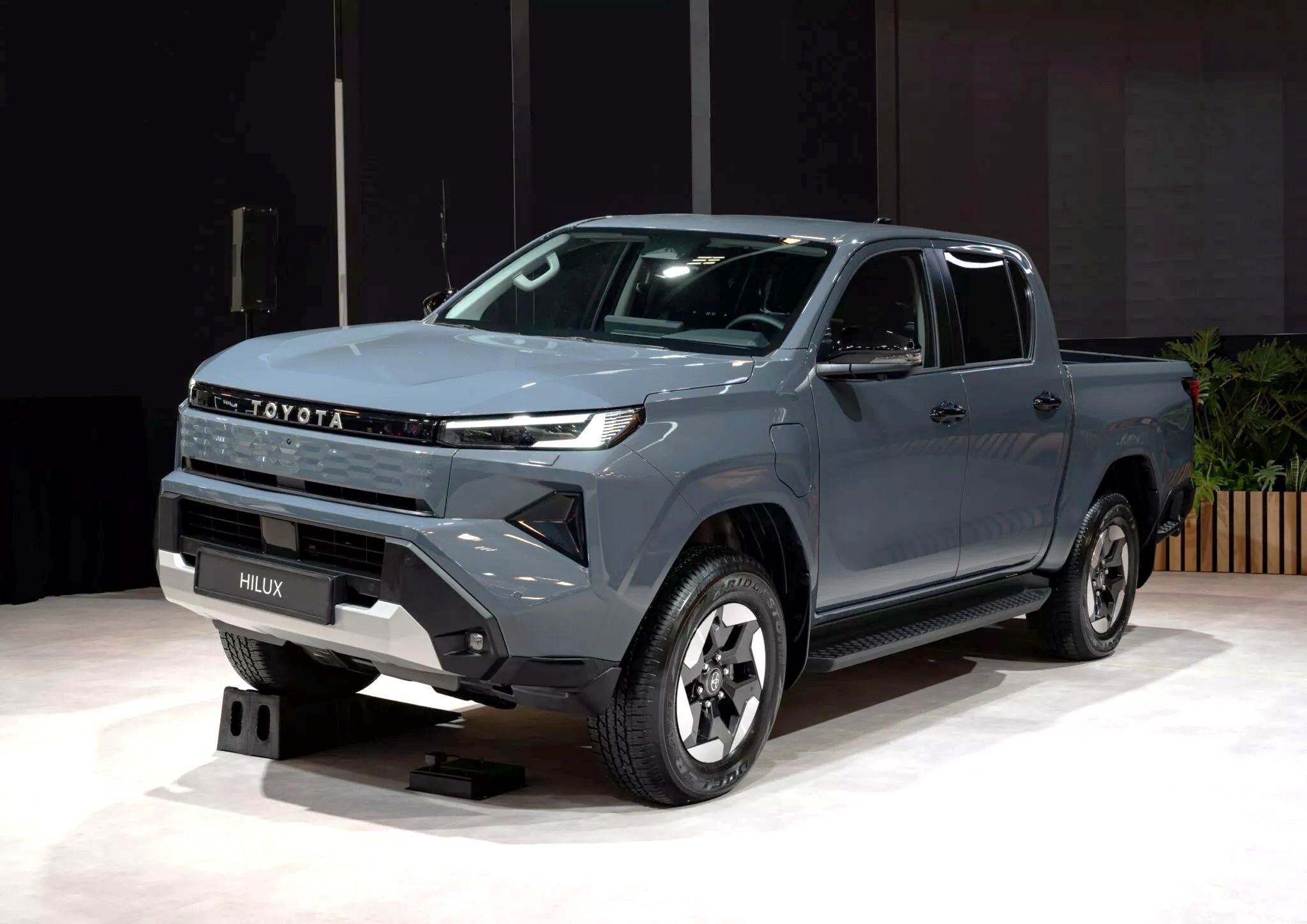 Nova Toyota Hilux elétrica com 380 km de autonomia é apresentada na Europa