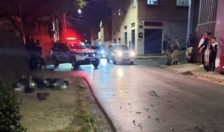 A esposa da vítima afirmou aos policiais que o marido estava atravessando a rua, quando foi atropelado por uma motocicleta de cor azul