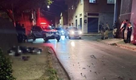 A esposa da vítima afirmou aos policiais que o marido estava atravessando a rua, quando foi atropelado por uma motocicleta de cor azul