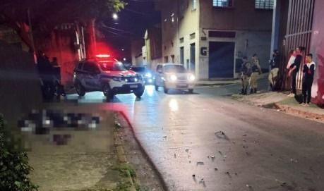 A esposa da vítima afirmou aos policiais que o marido estava atravessando a rua, quando foi atropelado por uma motocicleta de cor azul