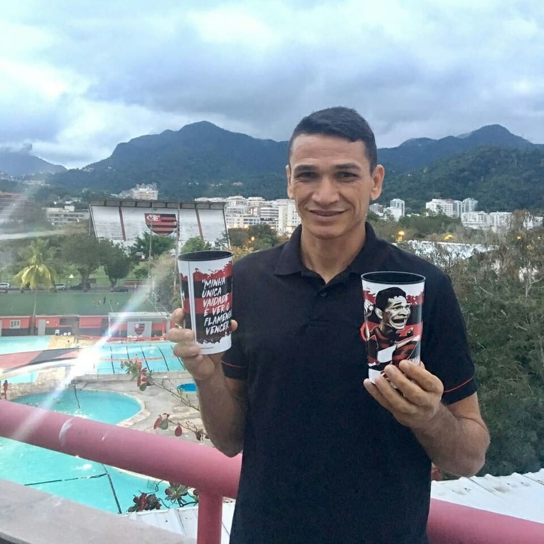 Ídolo do Flamengo faz rifa para arrecadar fundos para clube feminino