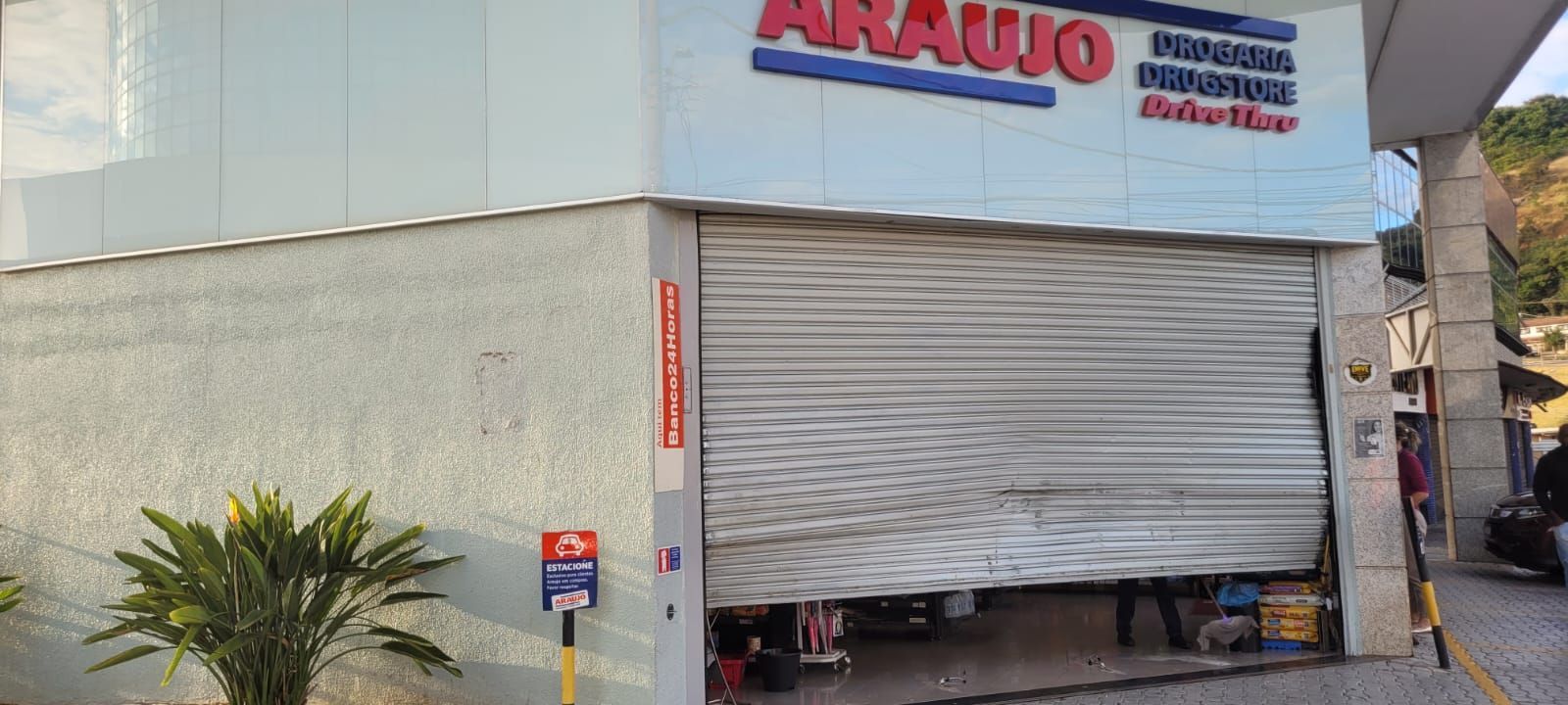 Criminosos arrombam farmácia com o próprio carro e furtam estabelecimento na região Oeste de BH