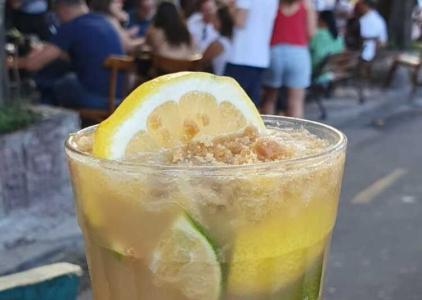 Caipirinha de rapadura com três limões