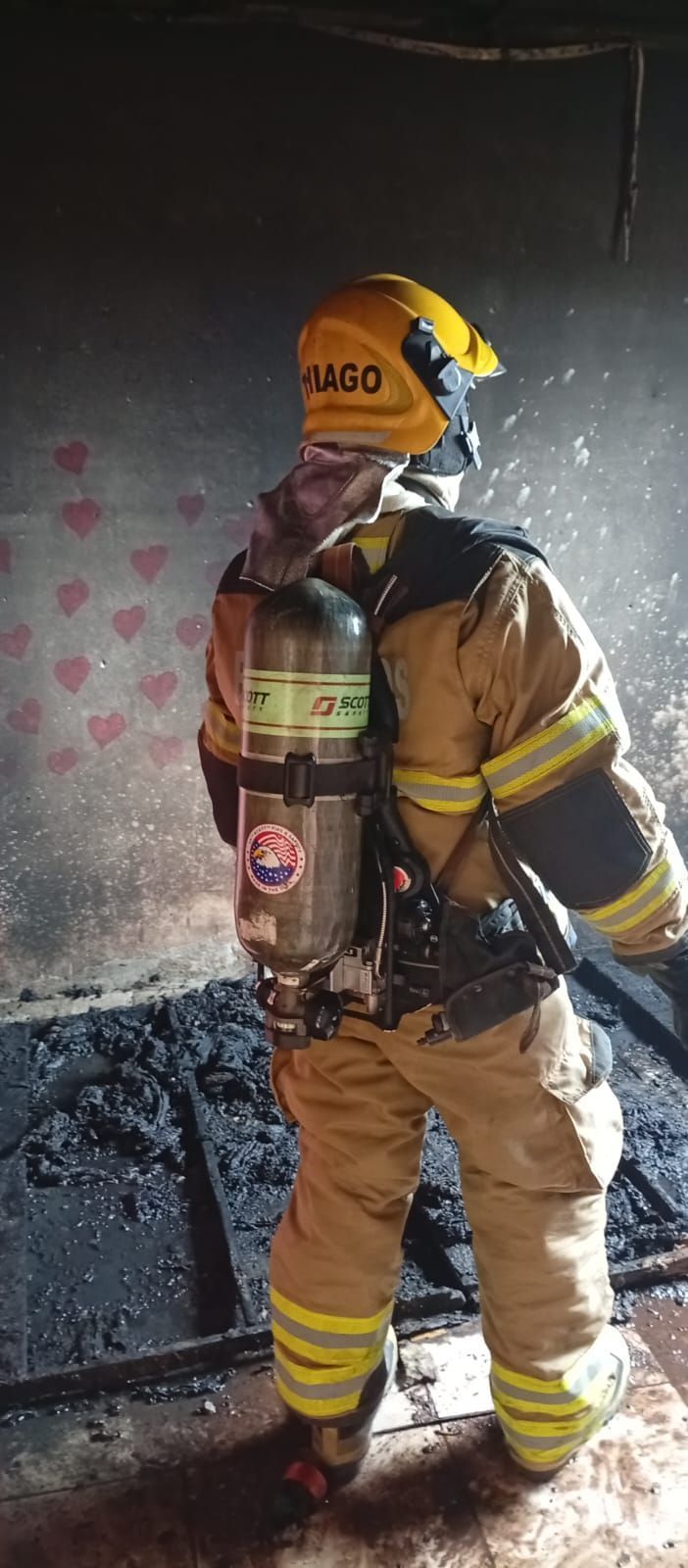 Bombeiros combatem incêndio em imóvel abandonado em Três Corações