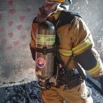Bombeiros combatem incêndio em imóvel abandonado em Três Corações