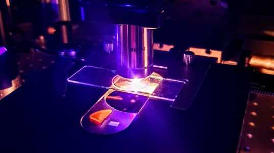 Ao ajustar a potência e a velocidade do laser, o material atinge um estado ionizado, permitindo que os átomos do metal se aglomerem em partículas minúsculas, cerca de 100 mil vezes menores que a largura de um fio de cabelo humano.