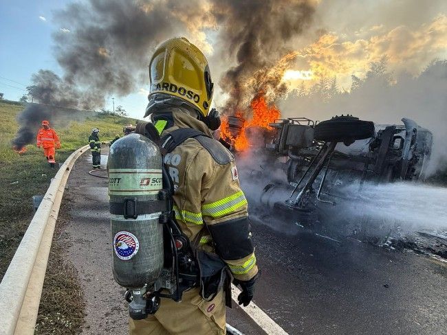 CMG-491 é interditada em Varginha para remoção de carreta