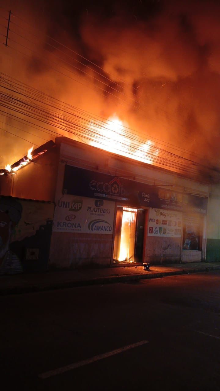 Ponto comercial pega fogo no Centro de Três Pontas