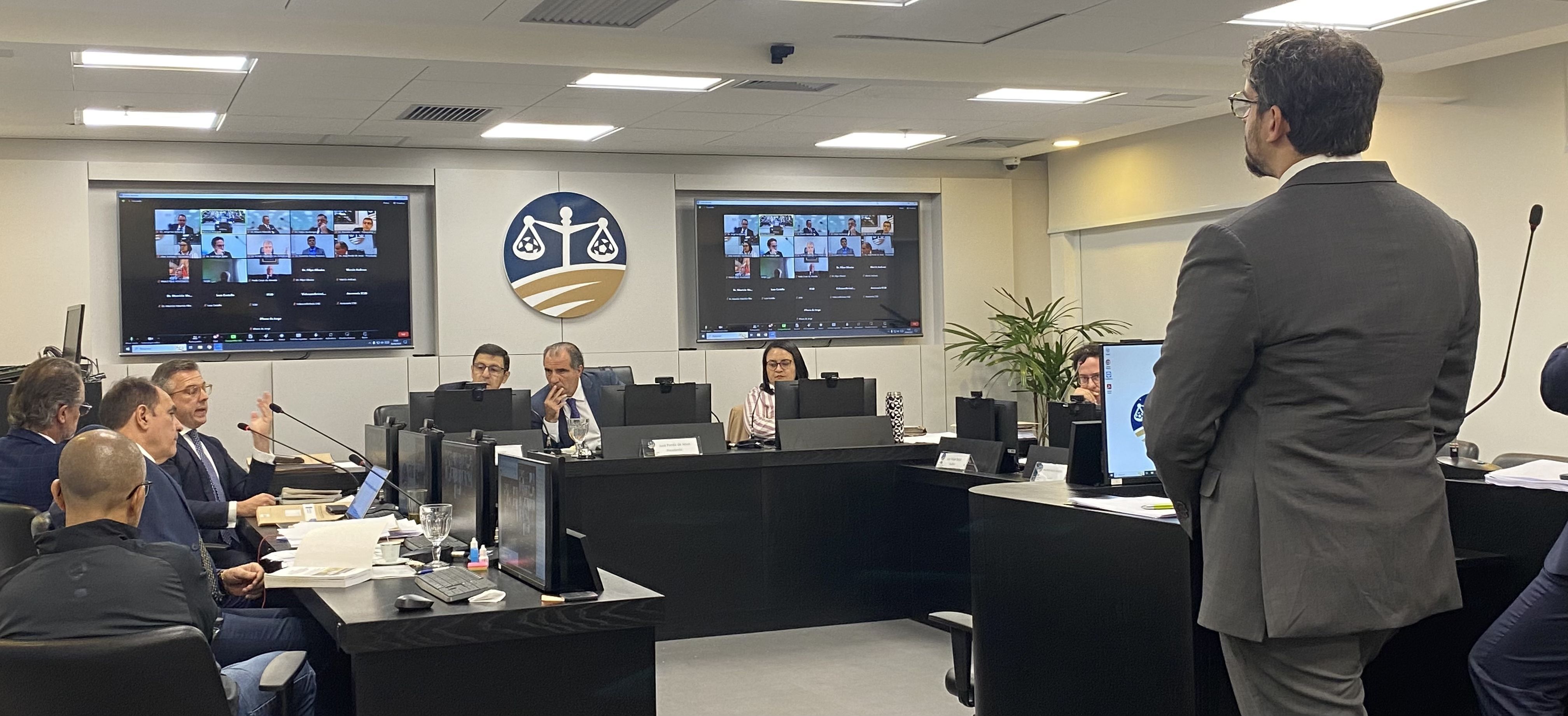 John Textor é suspenso pelo STJD; saiba detalhes