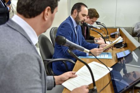 Tito Torres (deputado estadual PSD/MG), Ulysses Gomes (deputado estadual PT/MG) e Thiago Cota (deputado estadual PDT/MG) em reunião no Plenarinho II, na ALMG.jpg