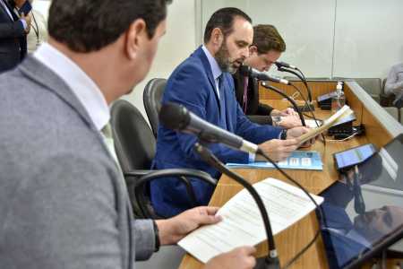 Tito Torres (deputado estadual PSD/MG), Ulysses Gomes (deputado estadual PT/MG) e Thiago Cota (deputado estadual PDT/MG) em reunião no Plenarinho II, na ALMG.jpg