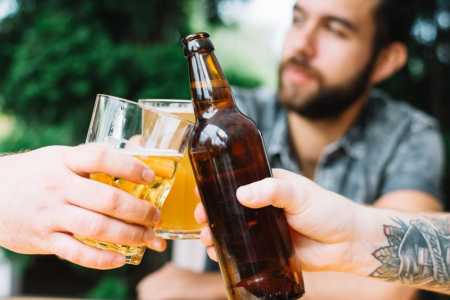 bebendo cerveja