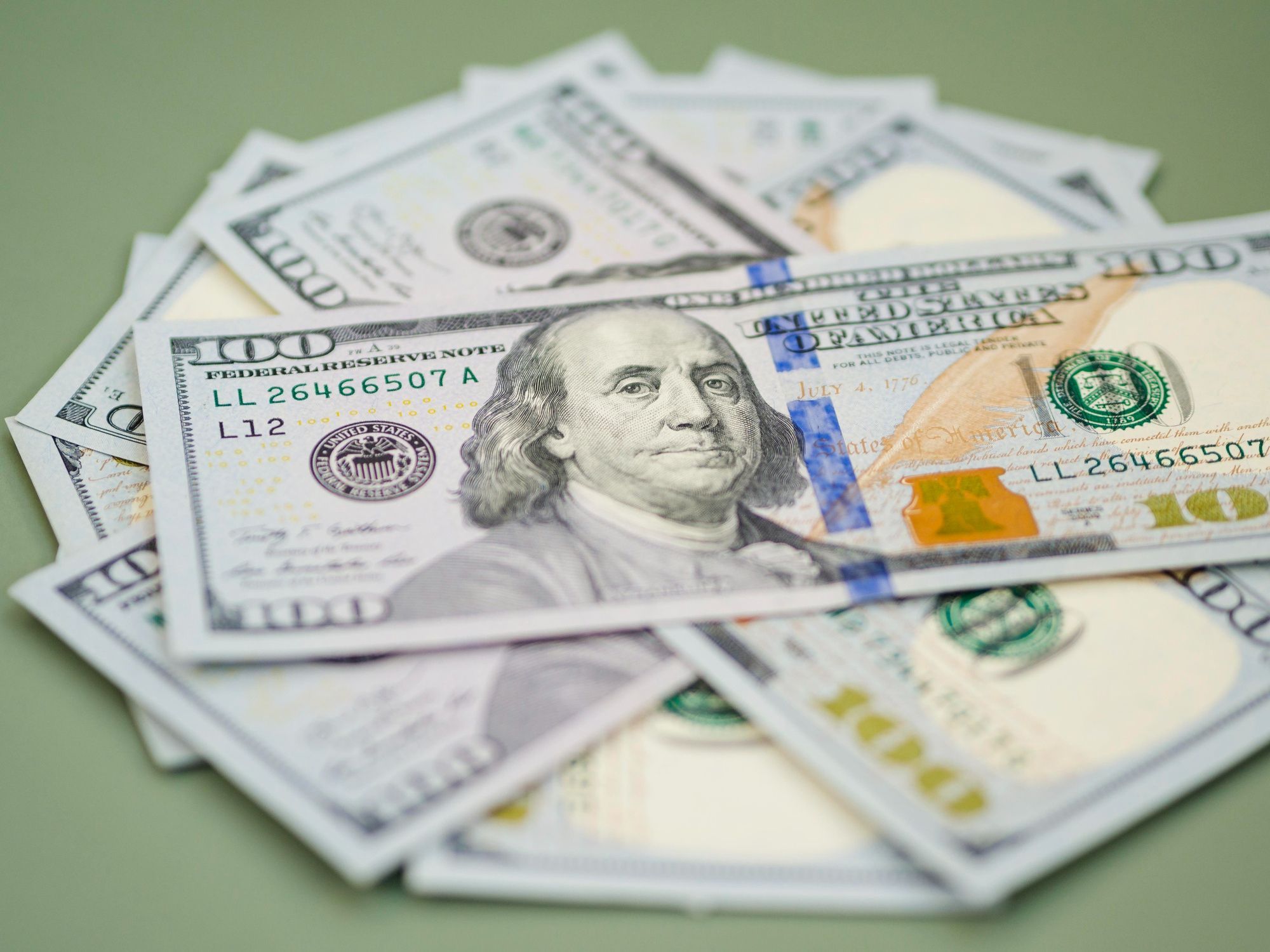 Junho termina com bolsa em alta, dólar e juros em queda
