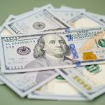 Junho termina com bolsa em alta, dólar e juros em queda