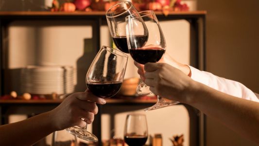 Pessoas brindando taças de vinho