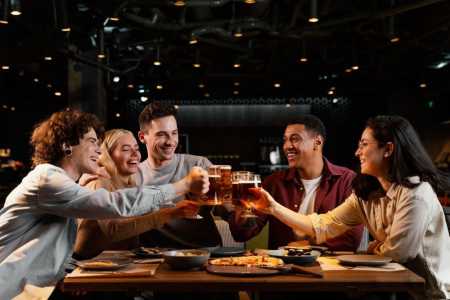 happy hour amigos bebendo bar