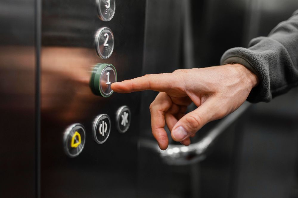 Por que os elevadores têm espelhos? Conheça 5 motivos