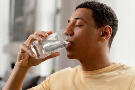 bebendo agua tomando agua sede hidratacao