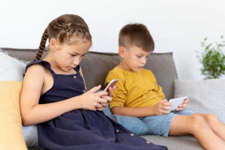 redes sociais celular criancas