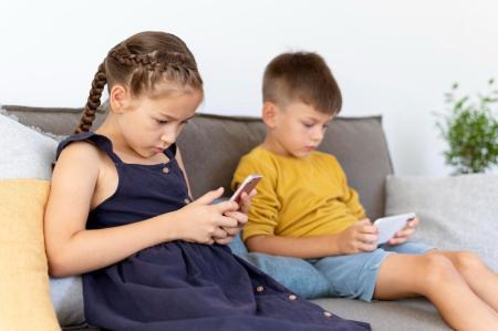 redes sociais celular criancas