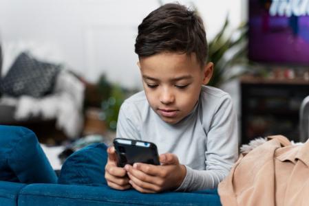 crianca celular smartphone redes sociais internet