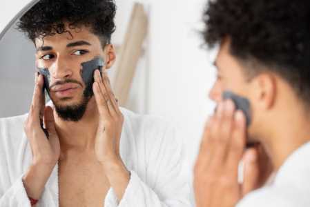 homem rosto creme skincare pele