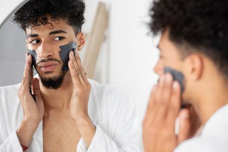 homem rosto creme skincare pele