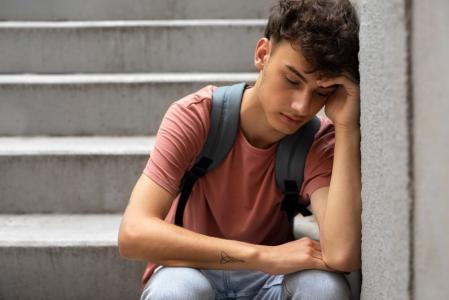 jovem solidao solitario