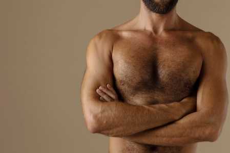 cancer de mama masculino homem sem camisa