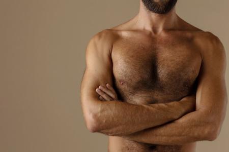 cancer de mama masculino homem sem camisa