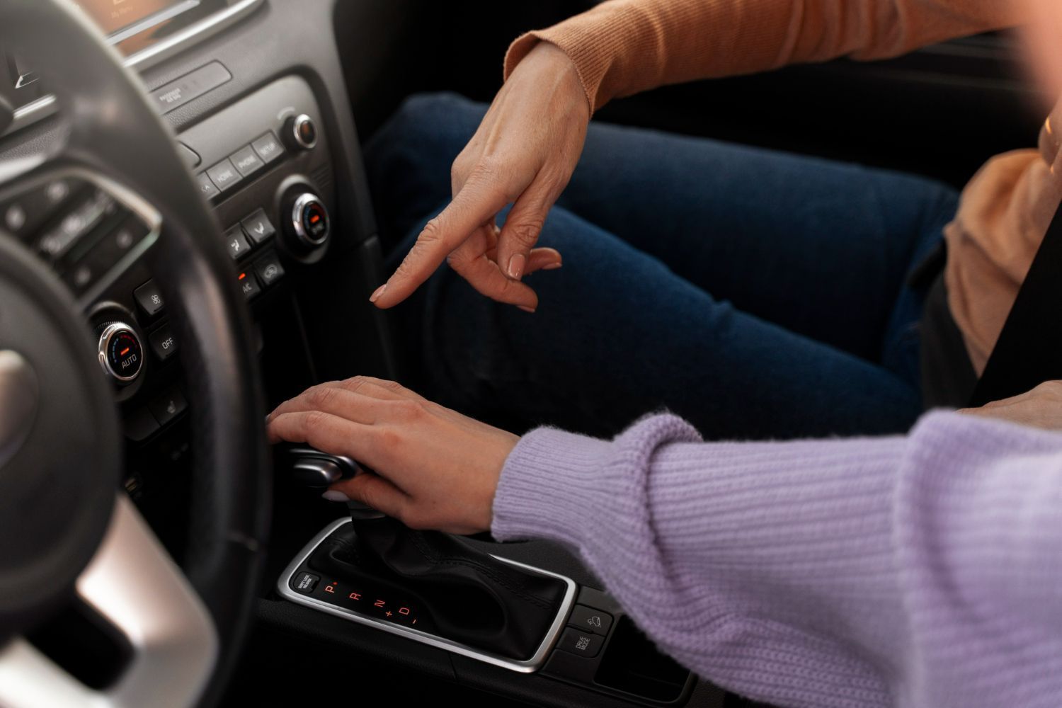 Dirigir carro automático é fácil, mas eles não são todos iguais