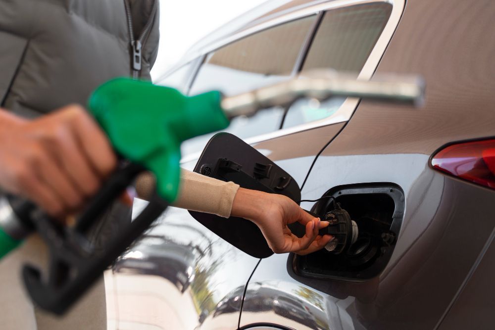 Completar o tanque ou abastecer aos poucos? Veja o que recomendam os especialistas sobre o uso de combustíveis em carros e motos