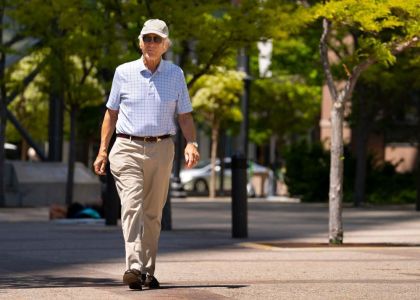 caminhada idoso caminhando