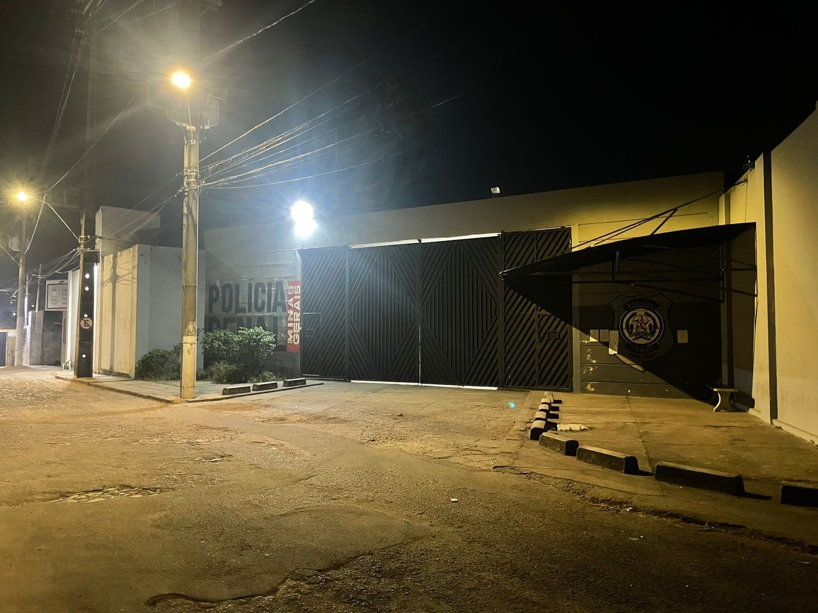 Presa ateia fogo em penitenciária feminina na região Leste de BH; dois policiais ficaram feridos