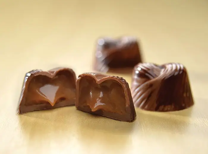 Para adoçar a semana: chef ensina receita de bombom de chocolate com caramelo