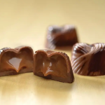 Para adoçar a semana: chef ensina receita de bombom de chocolate com caramelo