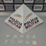 Mulher é presa durante ação da PCMG para localizar pai de criança que levou drogas para escola no Sul de MG
