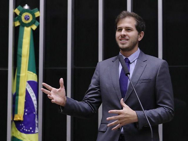Câmara pode votar projeto que amplia licença-paternidade para até 30 dias na próxima semana