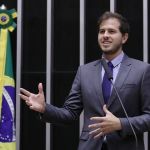 Câmara pode votar projeto que amplia licença-paternidade para até 30 dias na próxima semana