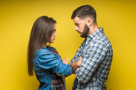 casal ciumes desconfianca
